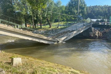 Stržení nebezpečných objektů je klíčovou součástí obnovy po povodních. Jak postupovat?